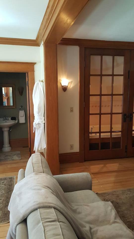 Queen Suite with Spa Bath interior