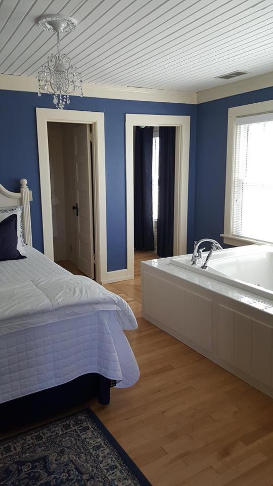 King Suite with Balcony interior