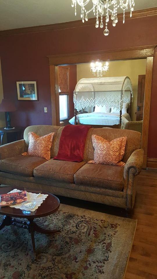 Queen Suite with Spa Bath interior