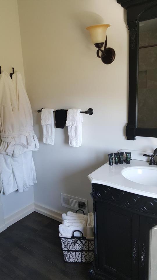 Queen Suite with Spa Bath interior